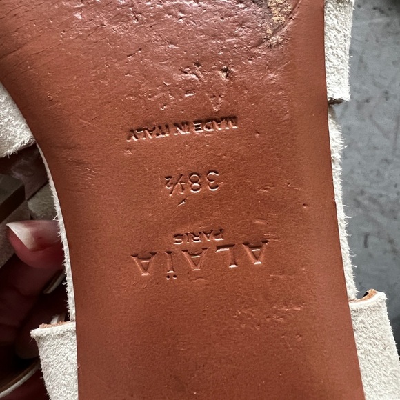 ALAÏA Leather Scalloped Accent Gladiator Sandals in Cream SZ 8 - Picture 10 of 11